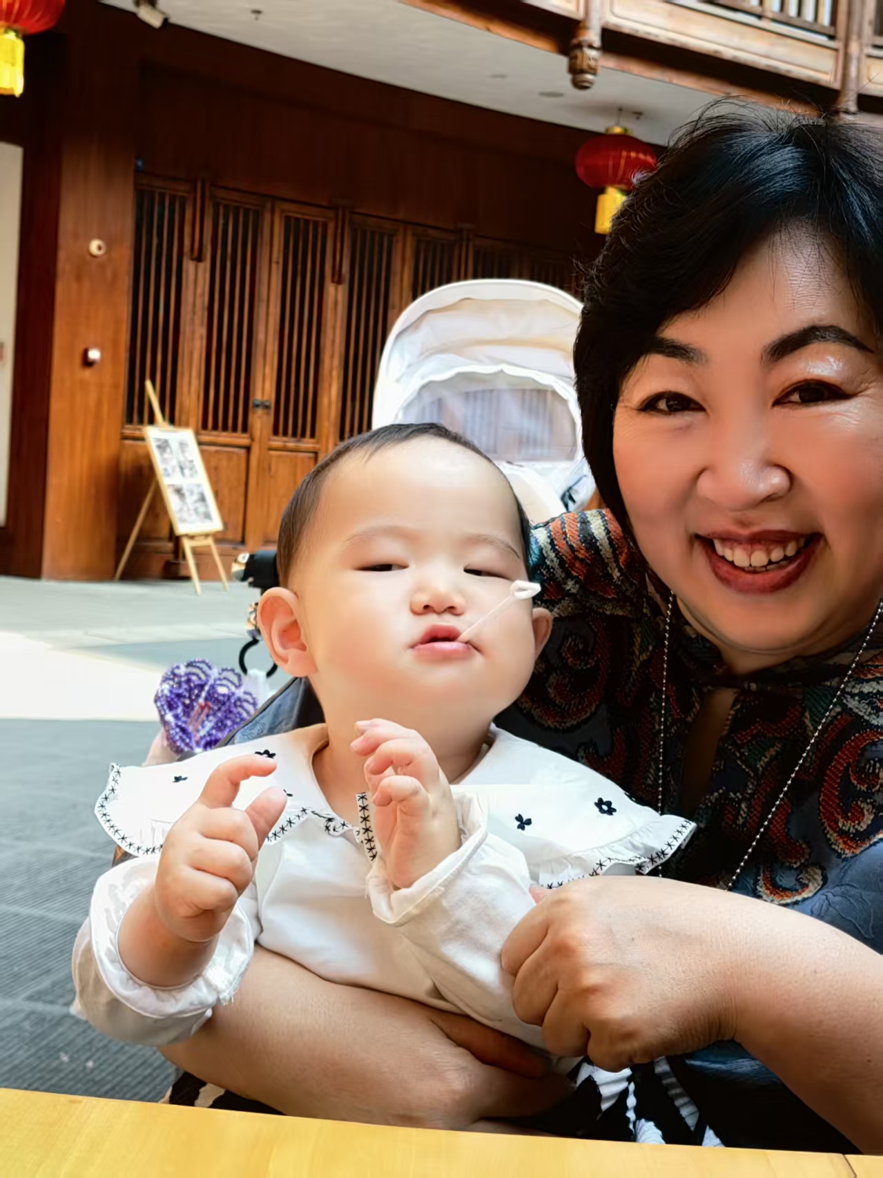 妈妈抱着孩子开心合影