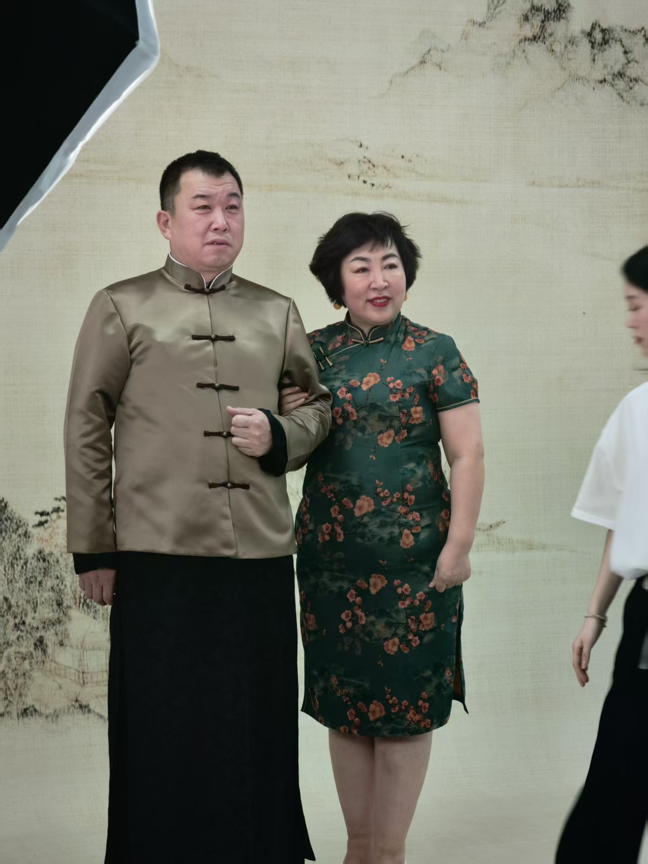 爸爸妈妈挽手合影
