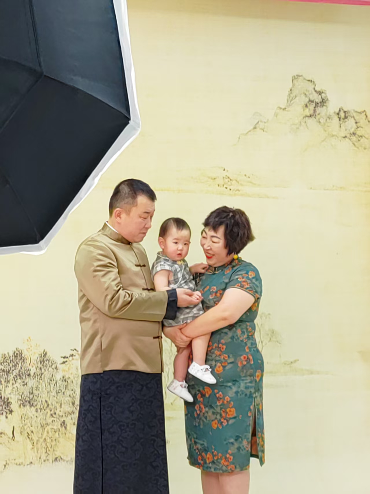 一家人抱着孩子