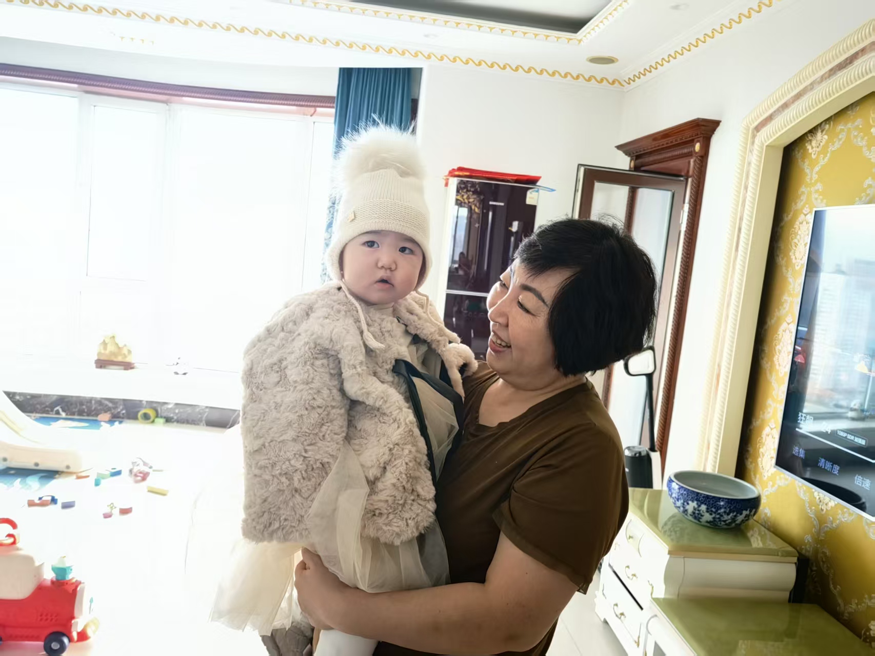 妈妈温柔地抱着孩子