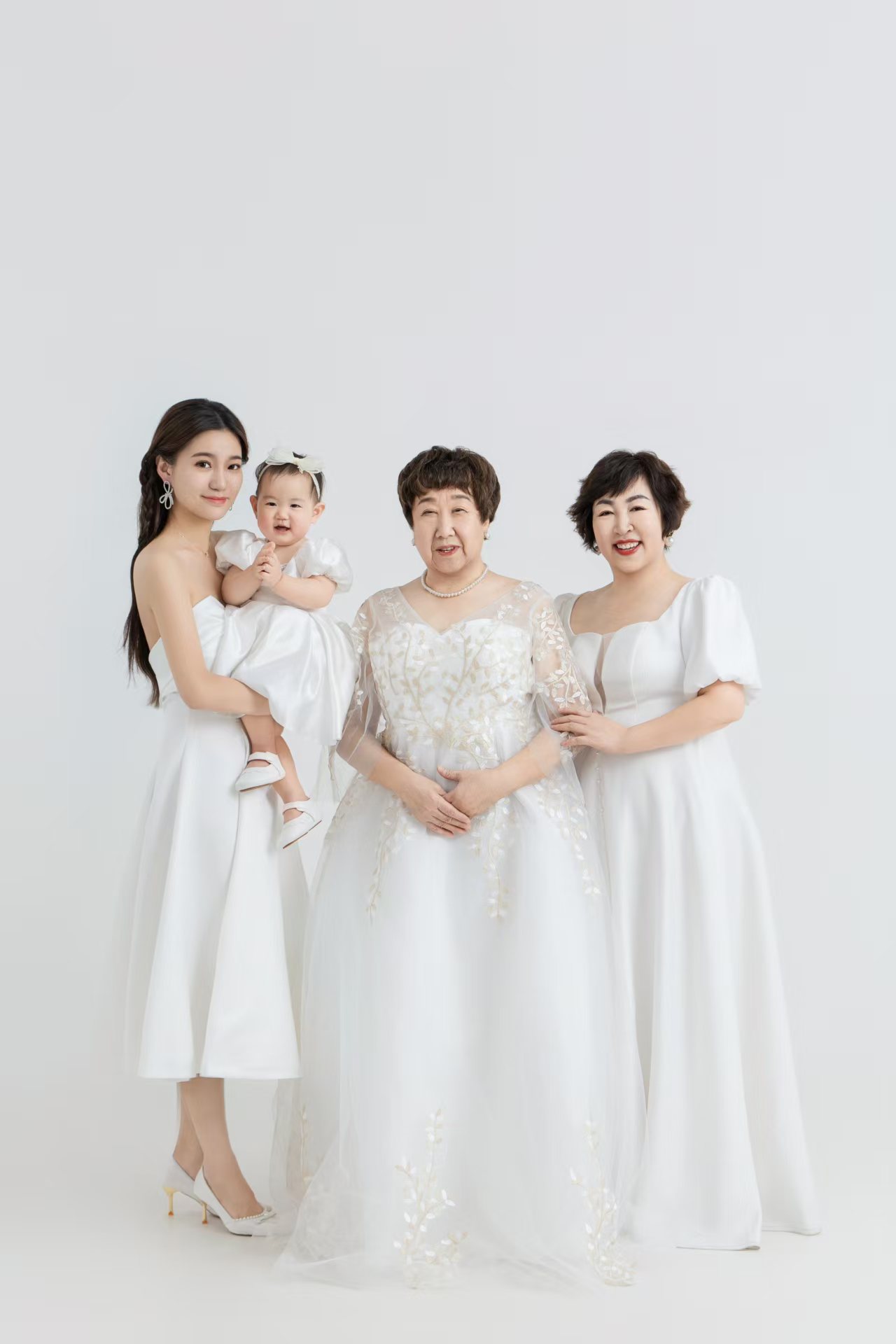 四代女性的合影